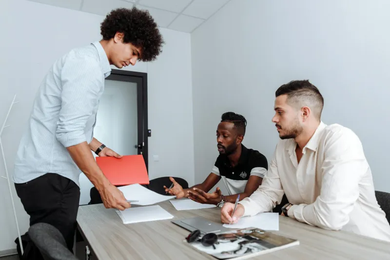 Die Berater-Republik: Wie eine Handvoll Superagenten den deutschen Fußball-Transfermarkt 2026 kontrollieren – und welche Klubs am stärksten abhängig sind