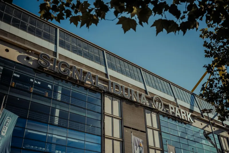 Wenn der Kapitän geht: Wie Bundesliga-Klubs den Abgang ihrer Führungsspieler im Sommer 2026 strategisch managen – und wer scheitert